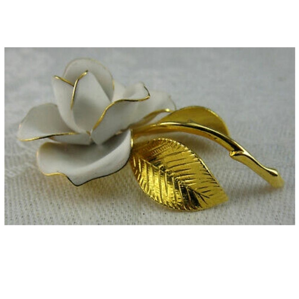 RARE VINTAGE WHITE & GOLD FLOWER PIN/BROOCH